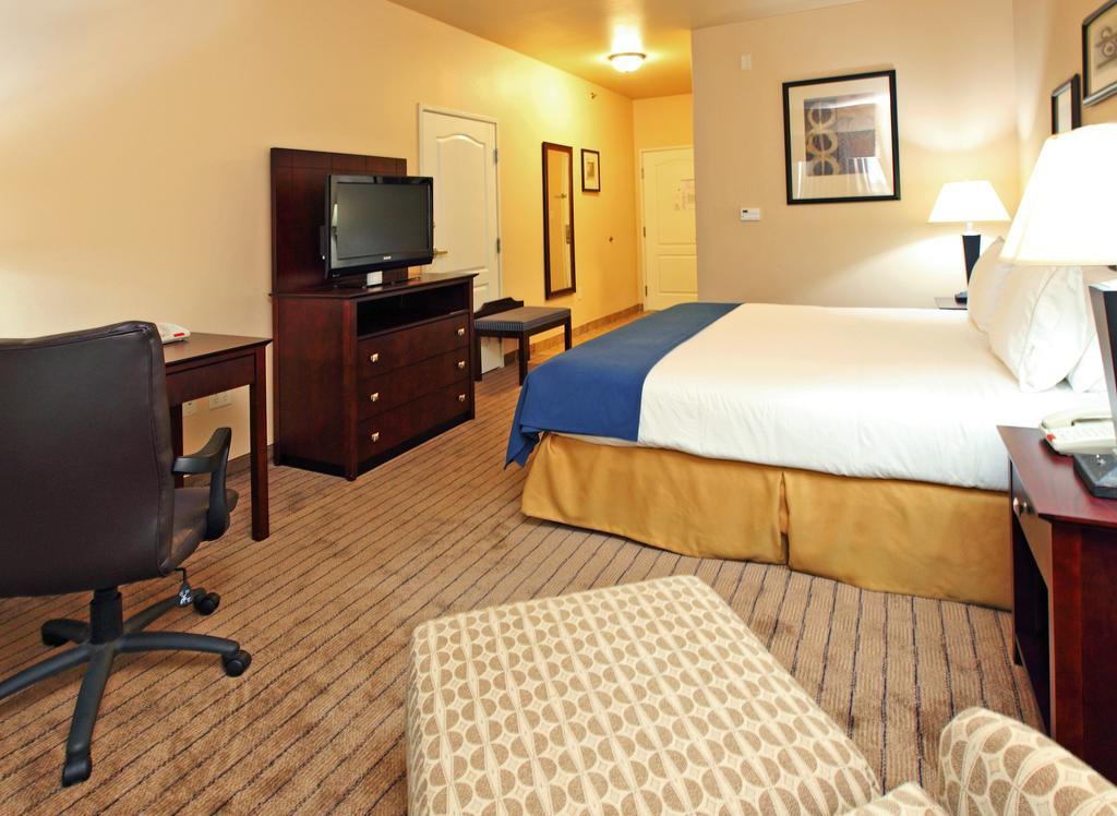 Holiday Inn Express Hotel & Suites Marshall By Ihg Zimmer foto